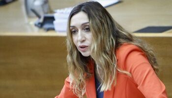 Compromís: «Es alarmante la deriva xenófoba del PP, aplaudiendo y votando a favor cada semana las soflamas de Vox contra la inmigración»