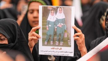 Transcurrido algo más de un mes del ataque a una escuela en Minab, las familias siguen buscando respuestas entre el duelo y la destrucción de nuevas escuelas y universidades