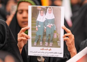 Transcurrido algo más de un mes del ataque a una escuela en Minab, las familias siguen buscando respuestas entre el duelo y la destrucción de nuevas escuelas y universidades