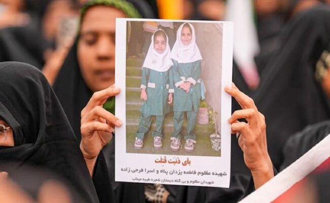 Transcurrido algo más de un mes del ataque a una escuela en Minab, las familias siguen buscando respuestas entre el duelo y la destrucción de nuevas escuelas y universidades