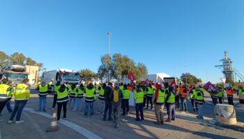 Tercer día de huelga consecutiva en CEVA FLV, logista de Toyota, con amplio respaldo de la plantilla en Camp de Morvedre