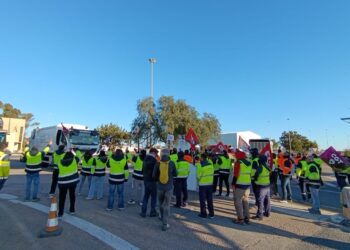 Tercer día de huelga consecutiva en CEVA FLV, logista de Toyota, con amplio respaldo de la plantilla en Camp de Morvedre