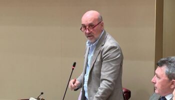 IU acusa al Gobierno de Murcia de excluir a familias en pobreza severa de las ayudas de comedor escolar