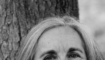 Isabel López Villa novela su experiencia con una maestra que le mostró “El otro lado”