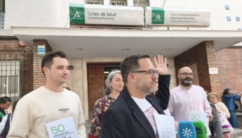 Adelante Andalucía presenta sus 50 medidas programáticas que «Juanma no haría» delante de un centro de salud