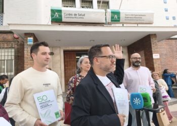 Adelante Andalucía presenta sus 50 medidas programáticas que «Juanma no haría» delante de un centro de salud