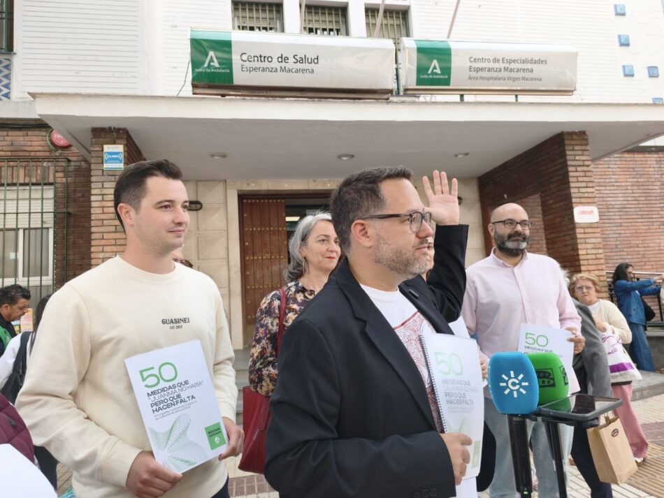 Adelante Andalucía presenta sus 50 medidas programáticas que «Juanma no haría» delante de un centro de salud