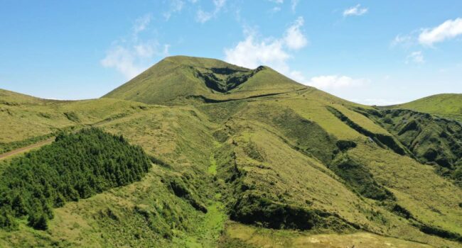 Las fallas pueden guiar el ascenso del magma, pero también detenerlo