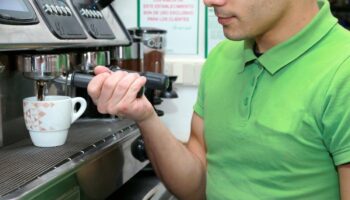 O sector servizos acaparou 8 de cada 10 empregos creados en Galiza en marzo