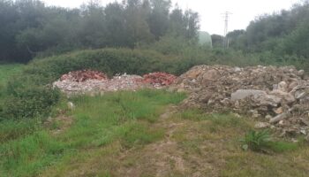 Denuncian un nuevo vertedero al lado de la Turbera de Dueñas en Cudillero