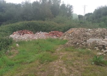 Denuncian un nuevo vertedero al lado de la Turbera de Dueñas en Cudillero