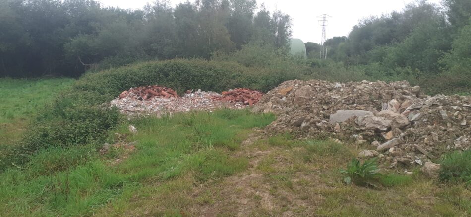 Denuncian un nuevo vertedero al lado de la Turbera de Dueñas en Cudillero
