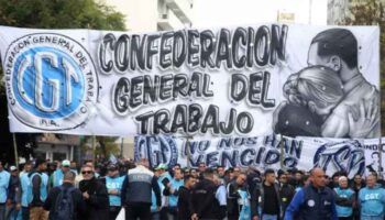 Confederación sindical argentina marcha contra las políticas del gobierno de Milei