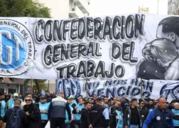 Confederación sindical argentina marcha contra las políticas del gobierno de Milei