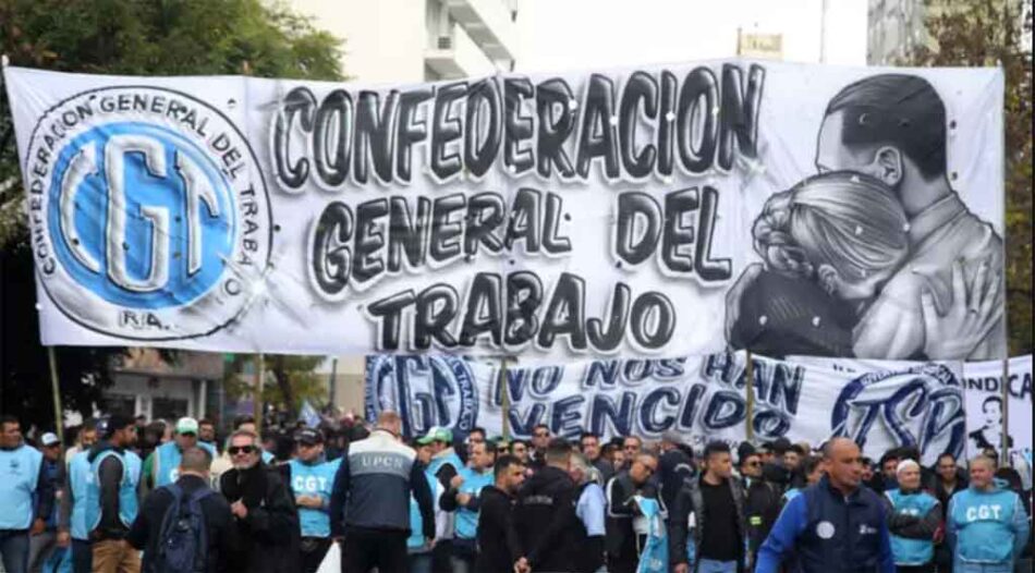 Confederación sindical argentina marcha contra las políticas del gobierno de Milei