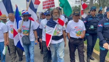 Campesinos dominicanos marchan contra un proyecto minero