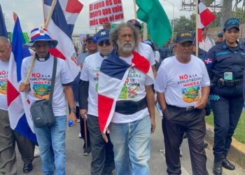 Campesinos dominicanos marchan contra un proyecto minero