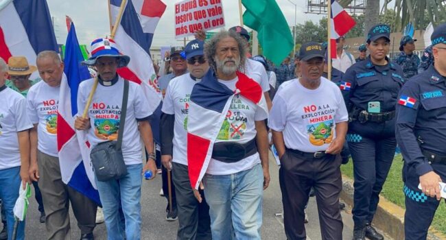 Campesinos dominicanos marchan contra un proyecto minero