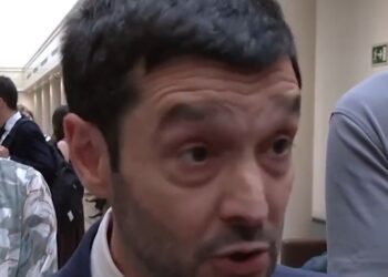 El ministro Bustinduy pide a Feijóo en una carta que reconsidere el voto del PP sobre la prórroga de los alquileres