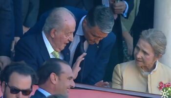 “Sigue en su línea”: PACMA critica la vuelta del emérito a España para ver matar toros