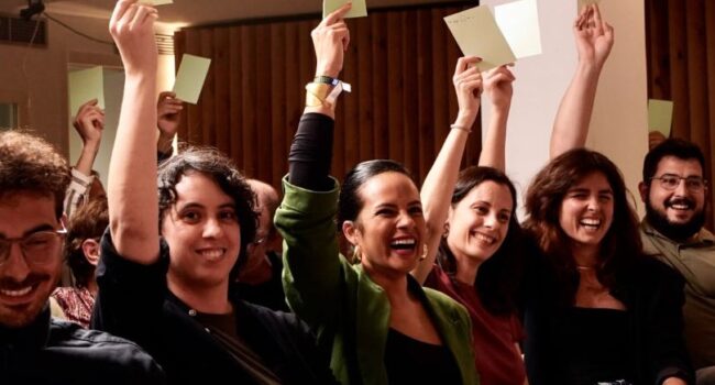 BComú pone en marcha la maquinaria para volver a ganar: movilización permanente y cambio de imagen