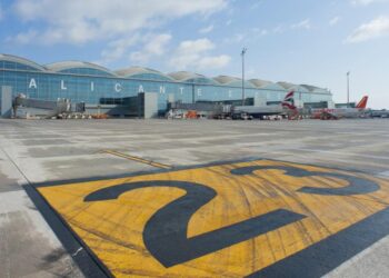 «La ampliación de aeropuertos incrementará las emisiones de CO2 y los precios de las viviendas en zonas turísticas ya saturadas»