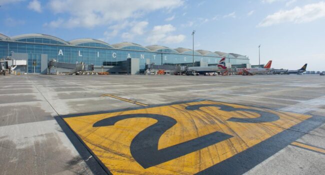 «La ampliación de aeropuertos incrementará las emisiones de CO2 y los precios de las viviendas en zonas turísticas ya saturadas»