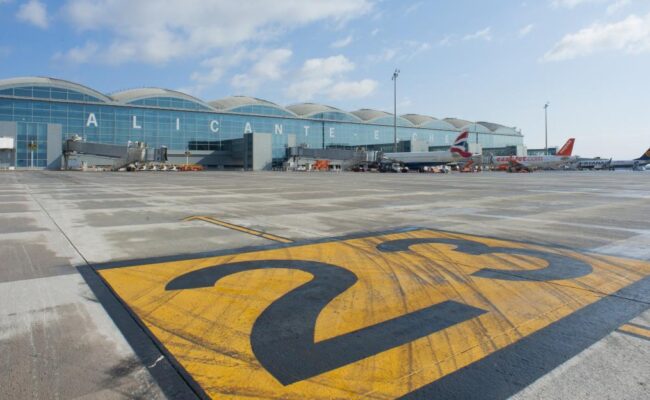 «La ampliación de aeropuertos incrementará las emisiones de CO2 y los precios de las viviendas en zonas turísticas ya saturadas»