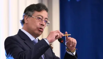 Petro acusa al Banco de la República de empujar a Colombia hacia el abismo económico