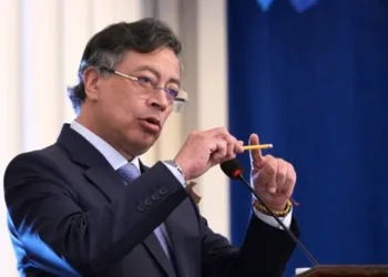 Petro acusa al Banco de la República de empujar a Colombia hacia el abismo económico