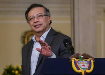Petro ordena investigar si explosivos usados en ataques vienen de Ecuador