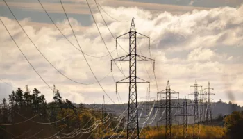 La rebaja de impuestos del Gobierno reduce la factura de la luz de marzo en un 2,5%, según el análisis de FACUA