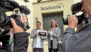 Adelante Andalucía propone desprivatizar las viviendas de los grandes propietarios delante de uno de los 2.600 pisos de César y Josef