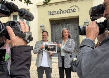 Adelante Andalucía propone desprivatizar las viviendas de los grandes propietarios delante de uno de los 2.600 pisos de César y Josef