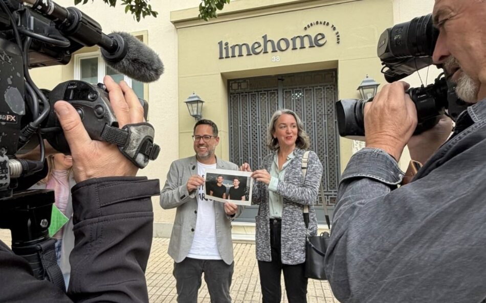 Adelante Andalucía propone desprivatizar las viviendas de los grandes propietarios delante de uno de los 2.600 pisos de César y Josef