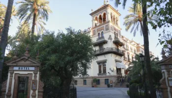 FACUA Sevilla critica que el Ayuntamiento premie al Alfonso XIII con una bonificación del IBI pese a deberle más de 3 millones de euros