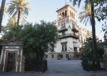 FACUA Sevilla critica que el Ayuntamiento premie al Alfonso XIII con una bonificación del IBI pese a deberle más de 3 millones de euros