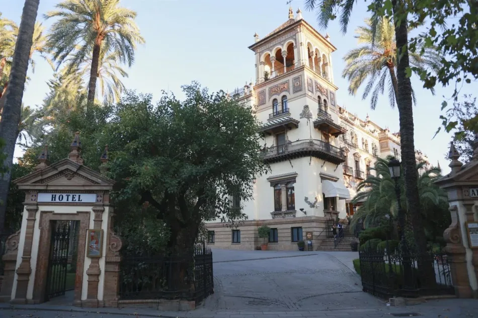 FACUA Sevilla critica que el Ayuntamiento premie al Alfonso XIII con una bonificación del IBI pese a deberle más de 3 millones de euros