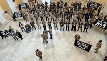 Arrestan a decenas de veteranos en EE.UU. que protestaban contra la guerra en Irán
