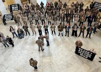 Arrestan a decenas de veteranos en EE.UU. que protestaban contra la guerra en Irán