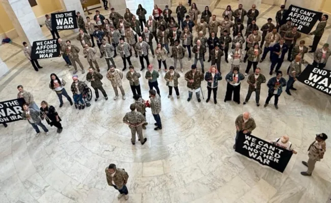 Arrestan a decenas de veteranos en EE.UU. que protestaban contra la guerra en Irán