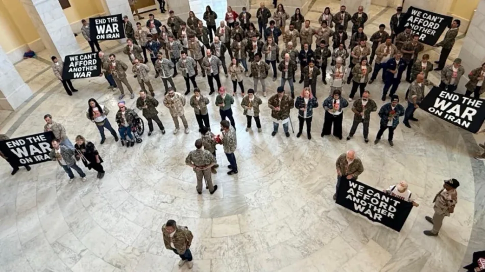 Arrestan a decenas de veteranos en EE.UU. que protestaban contra la guerra en Irán
