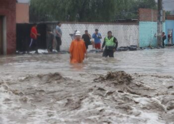 Perú prorroga el estado de emergencia por lluvias y cierra puertos