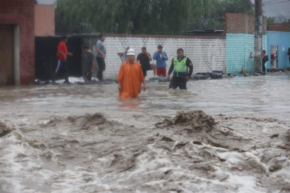 Perú prorroga el estado de emergencia por lluvias y cierra puertos