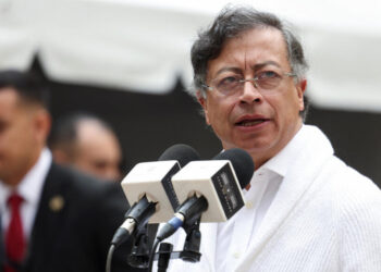 Petro advierte que Ecuador transita hacia un régimen fascista