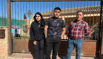 La presión social logra frenar temporalmente hasta el 12 de mayo el desahucio de una familia vulnerable en Sucina