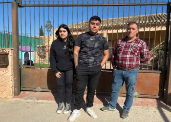 La presión social logra frenar temporalmente hasta el 12 de mayo el desahucio de una familia vulnerable en Sucina