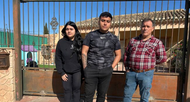 La presión social logra frenar temporalmente hasta el 12 de mayo el desahucio de una familia vulnerable en Sucina