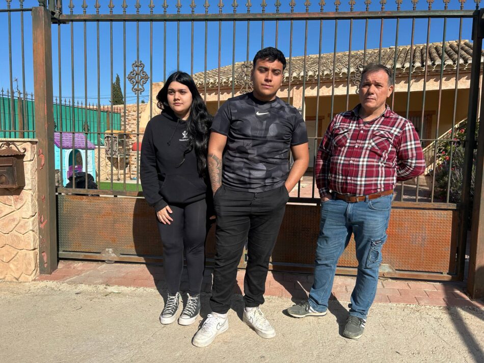 La presión social logra frenar temporalmente hasta el 12 de mayo el desahucio de una familia vulnerable en Sucina