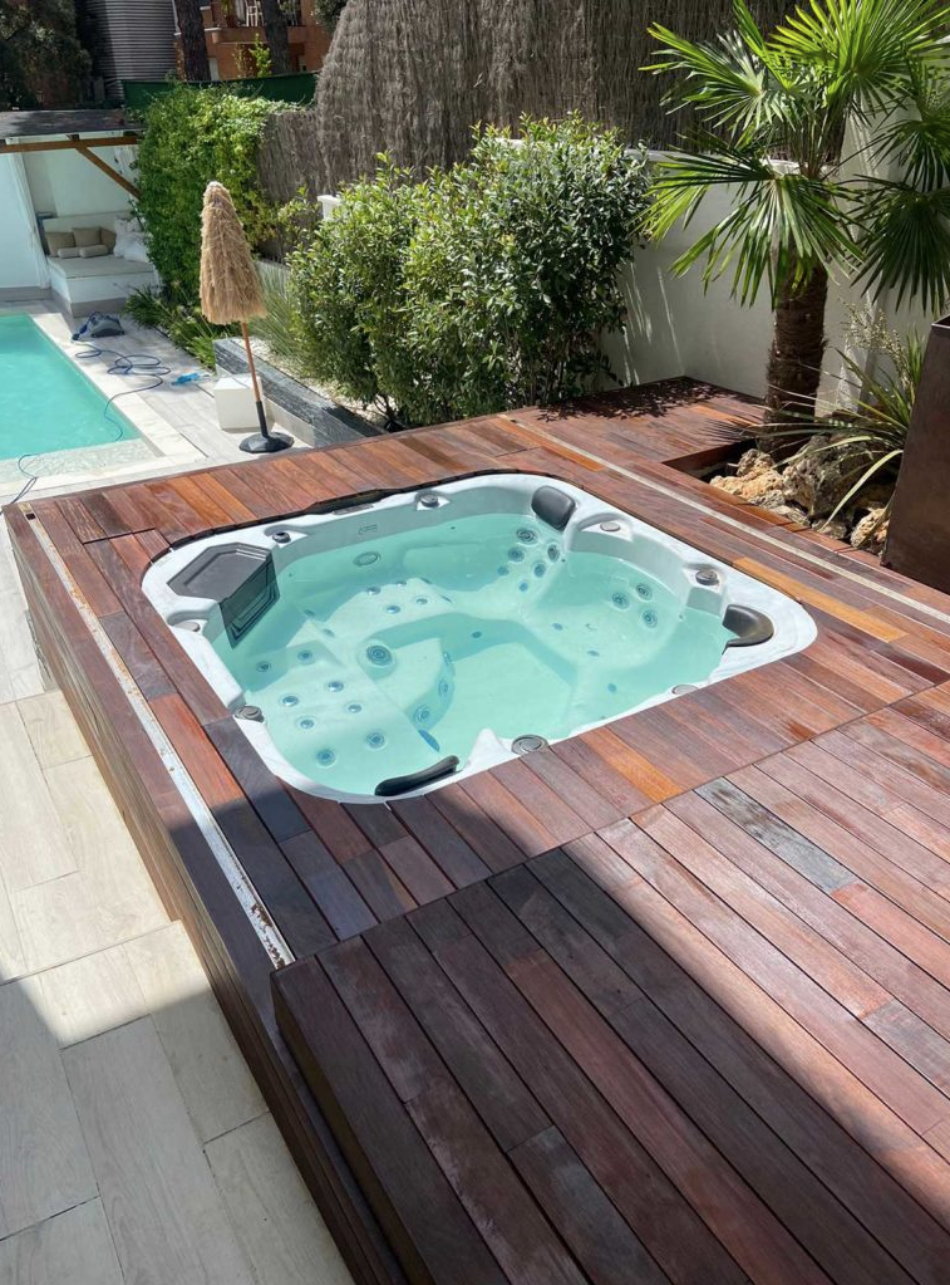 Gánale metros a tu jardín: ¿cómo transformar tu piscina en un espacio transitable y multifuncional?